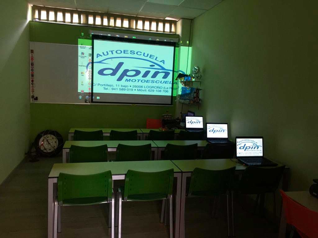 Aula teórica de Portillejo con proyector y portátiles