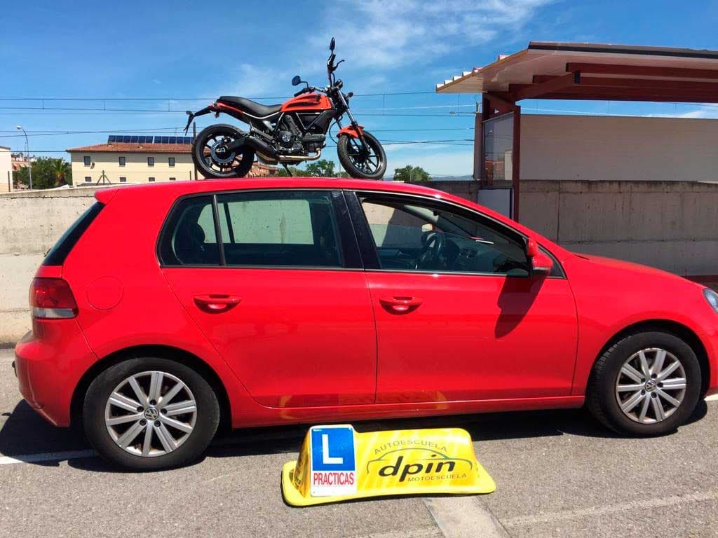 Coche de prácticas y moto de la autoescuela