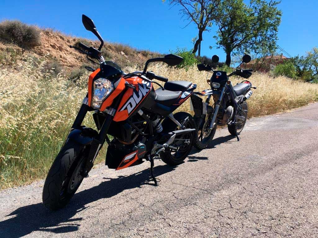 Motos KTM Duke en carretera