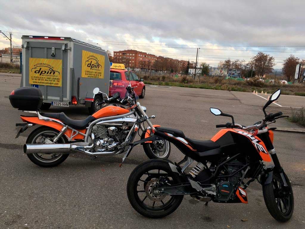 Motos y remolque DPIN en la pista de prácticas