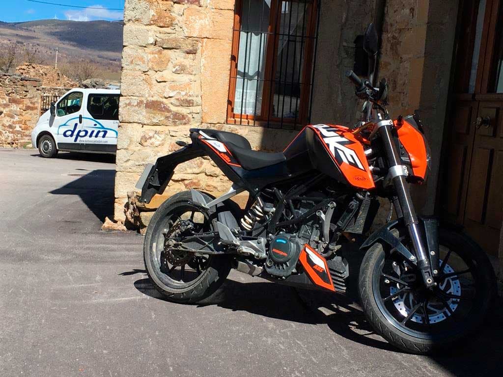 Moto KTM Duke y furgoneta DPIN