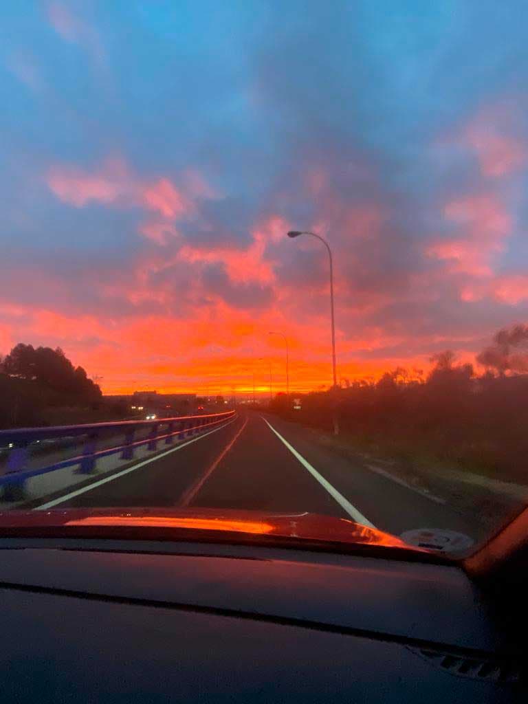 Atardecer espectacular desde coche en carretera