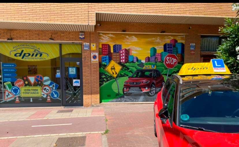 Fachada de Autoescuela DPIN con coche de prácticas